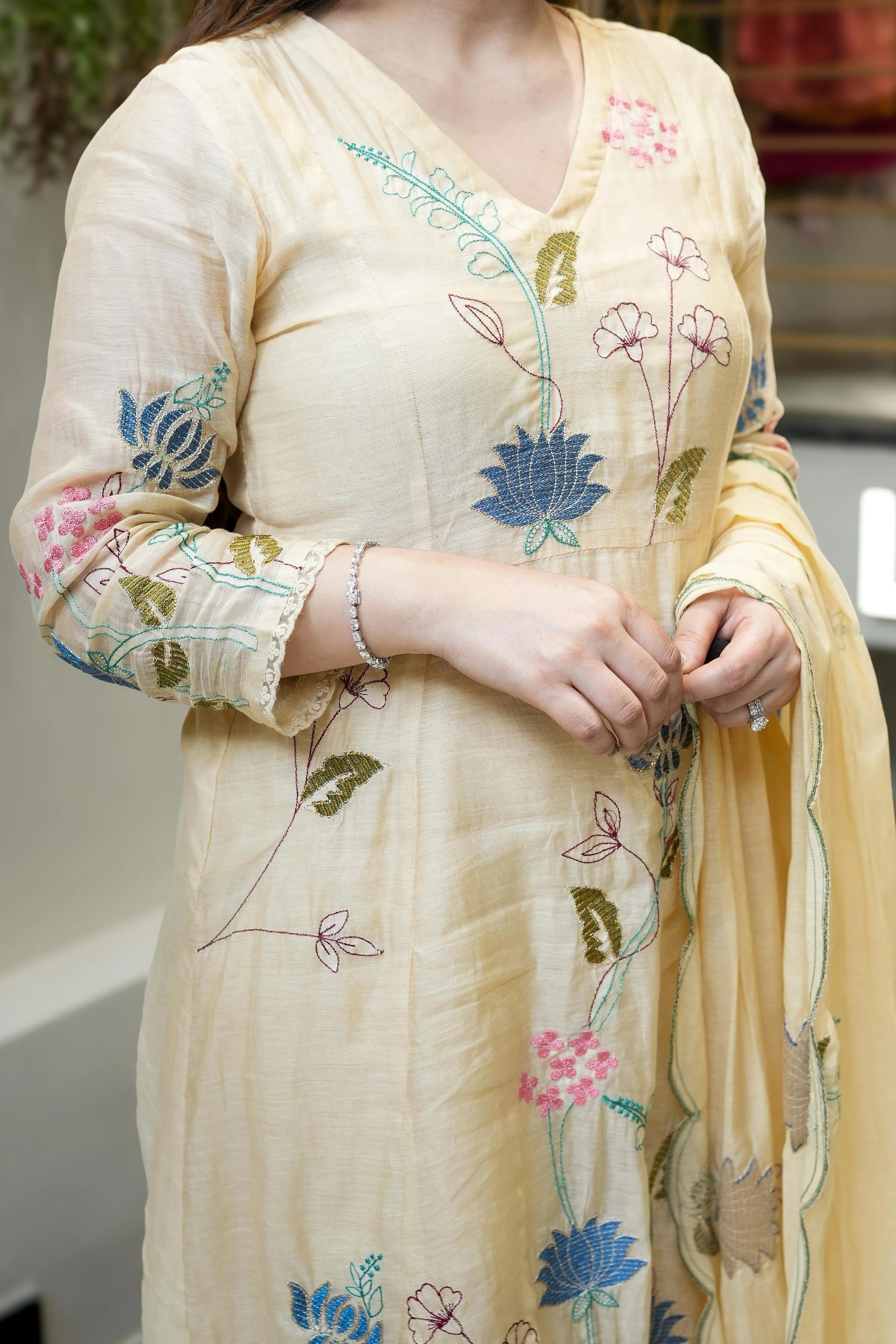 Elegant Cream Viscose Chanderi Embroidered Kurti Set with Dupatta (3-Piece Set)