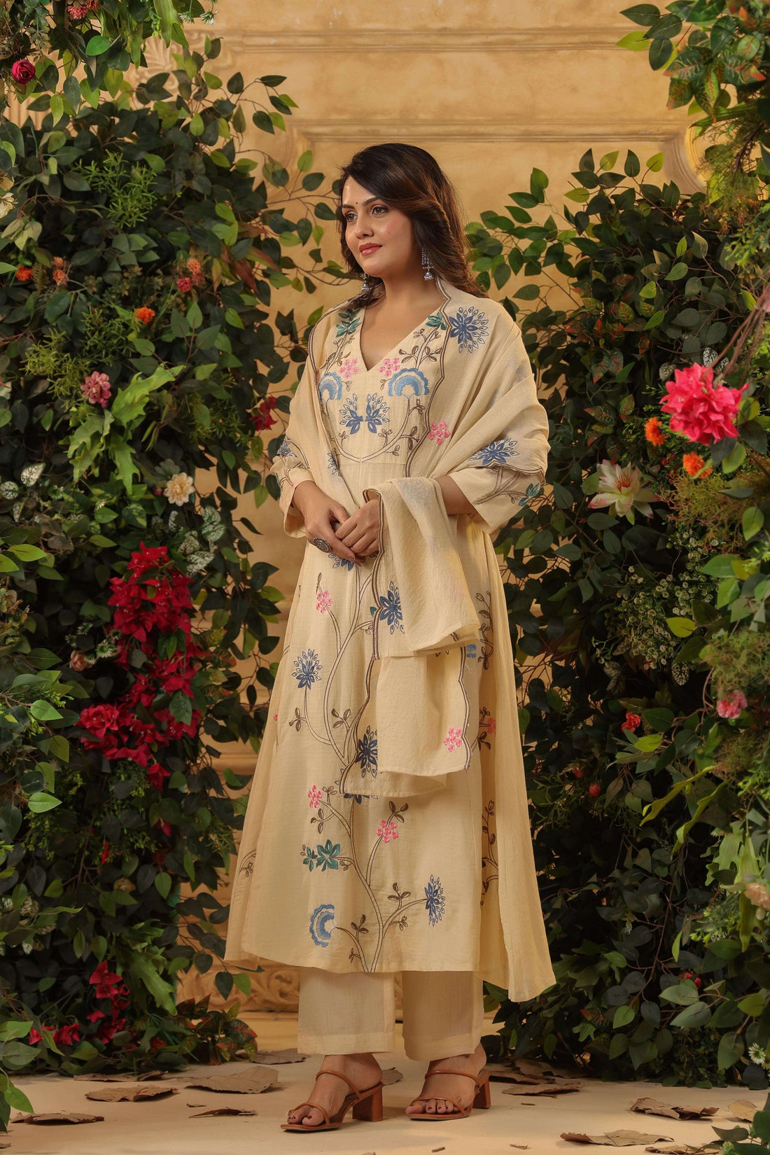 Elegant Cream Floral Embroidered Viscose Chanderi Kurti Set with Dupatta